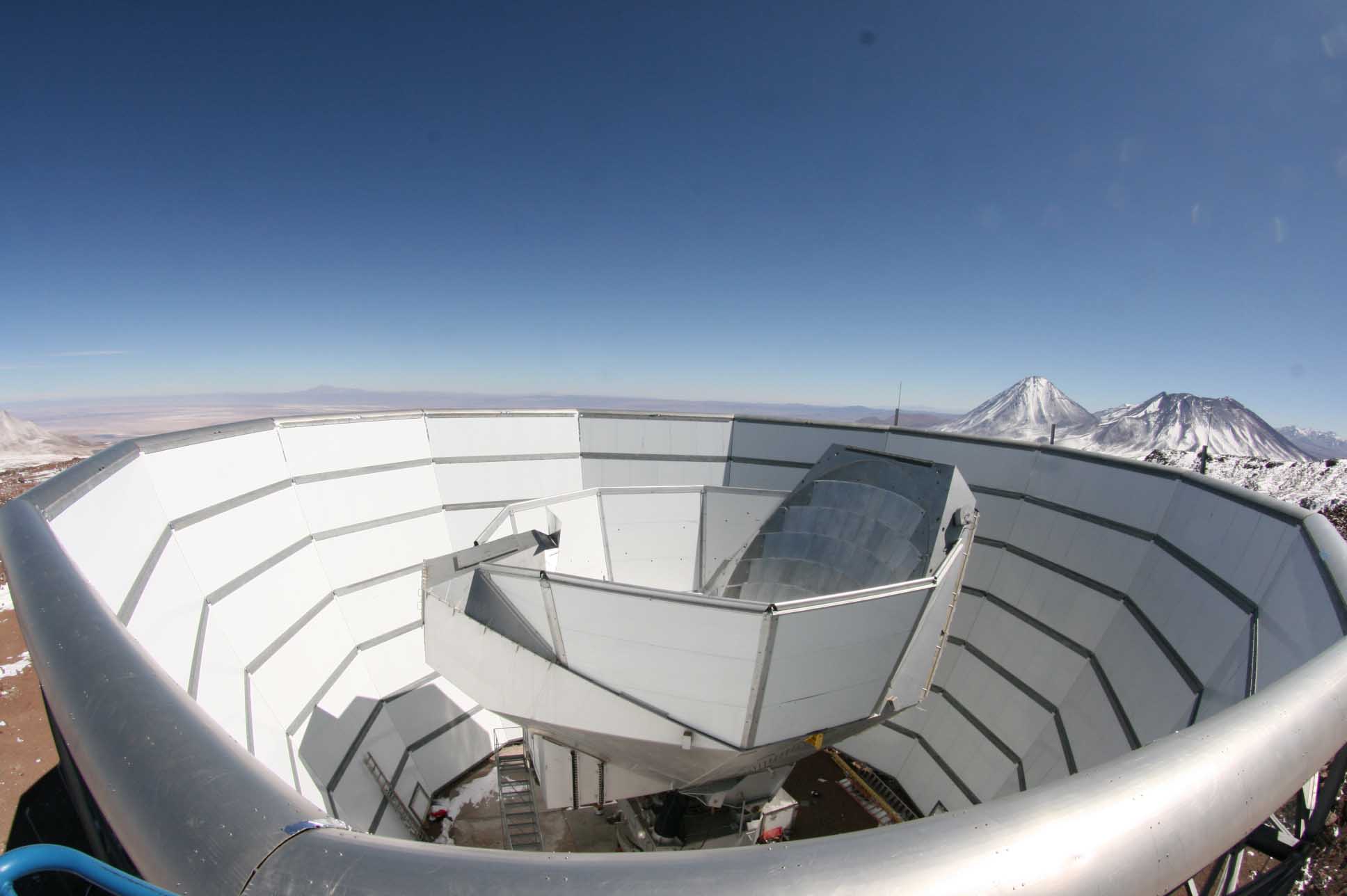 Vista del telescopio en el desierto con montañas al fondo