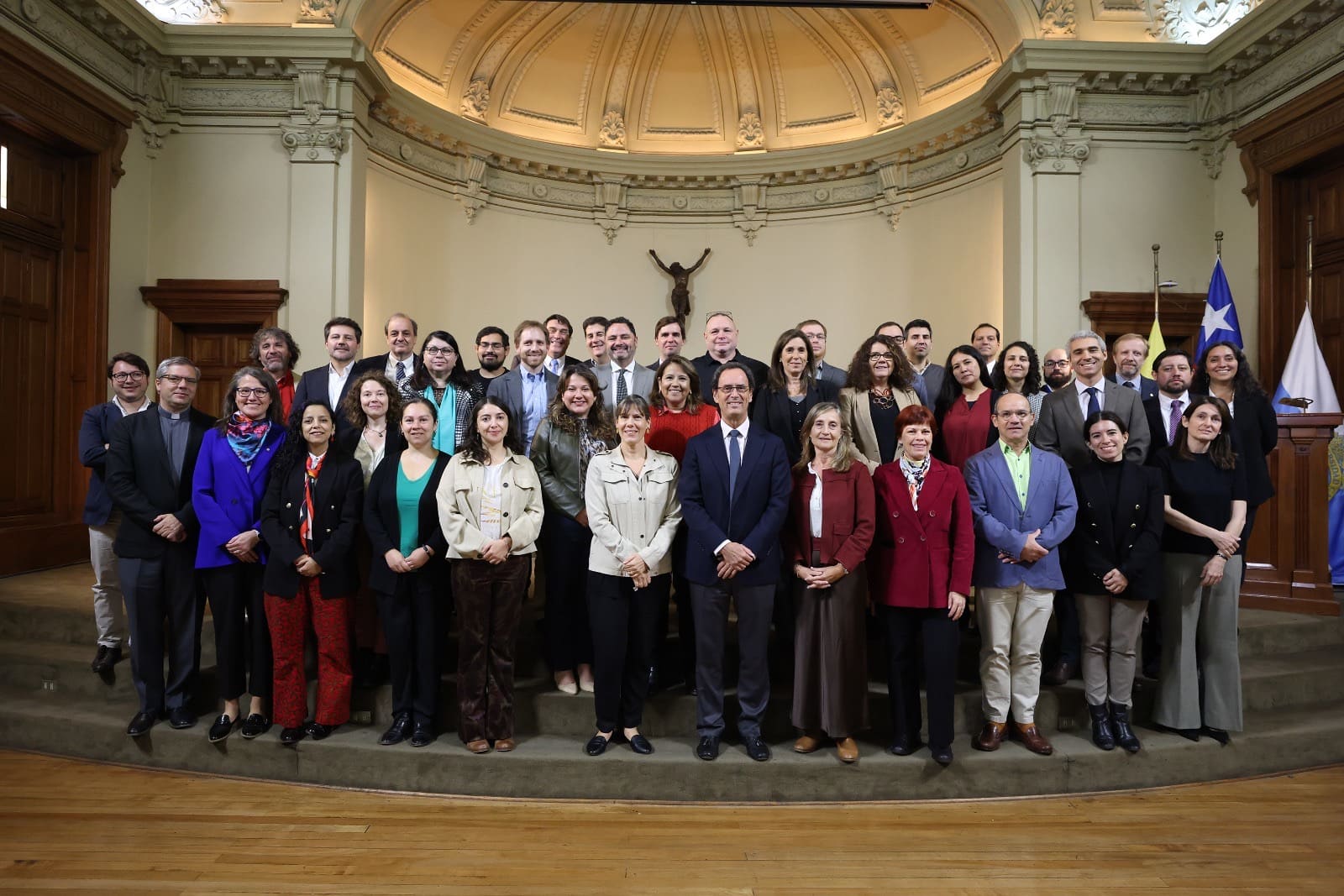 Evento oficial con participantes en un entorno institucional