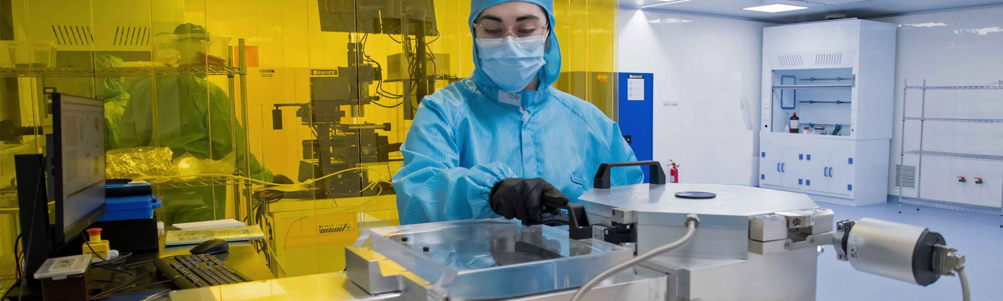 técnico en un laboratorio de medicina avanzada utilizando equipo especializado