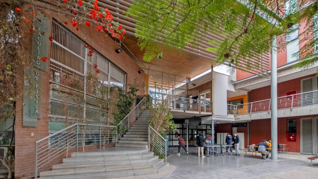 Desde el Decanato se lidera la Facultad de Física, compuesta por más de 50 académicos, 40 profesionales y administrativos y 600 estudiantes de pregrado y postgrado, aproximadamente.
